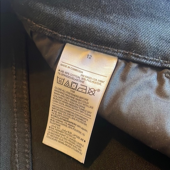 Old Navy Black Mid Rise Jean Shorts - Picture 5 of 6